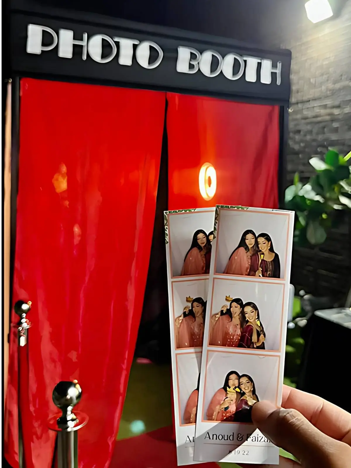 Caledonia Enclosed Photo Booth Features