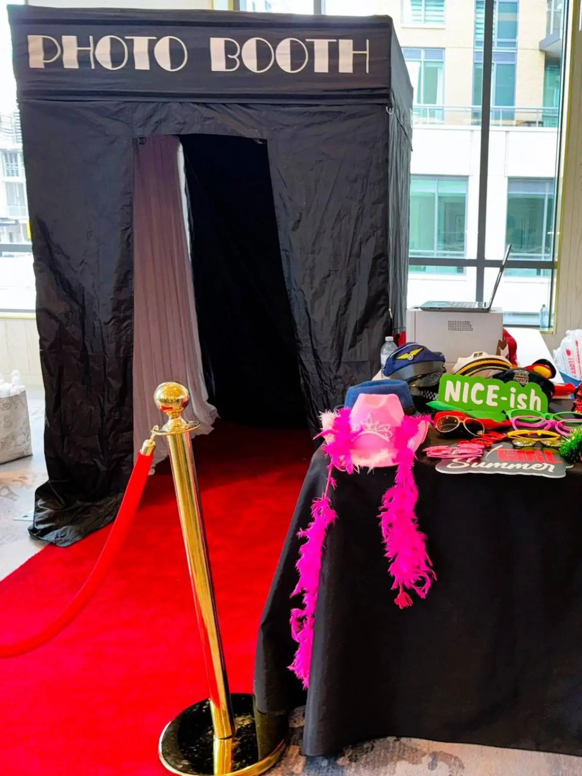 Niagara Falls Enclosed Photo Booth Features