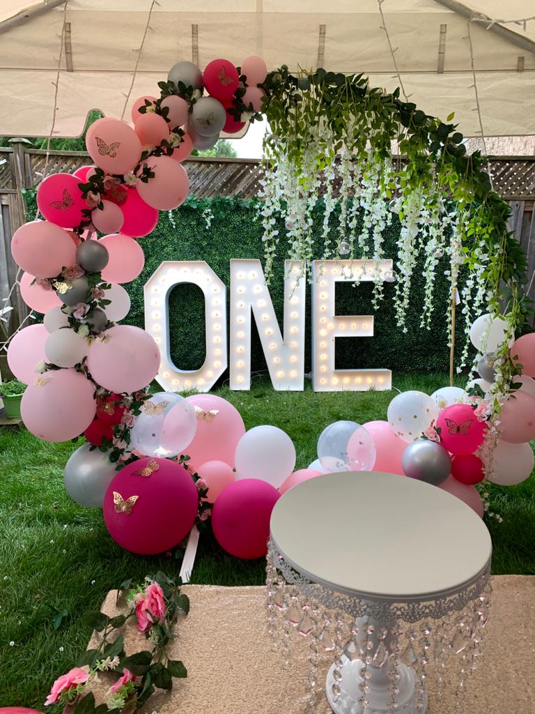 Richmond Hill marquee letters with a balloon and flower half-arch